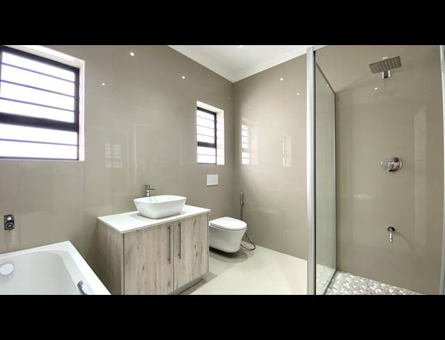 4 BEDROOM HOUSE FOR SALE IN BRITANNIA BAY